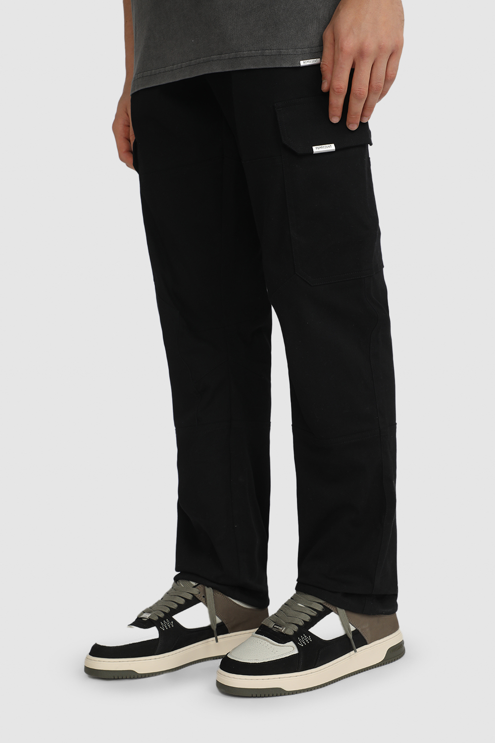 תמונת כל הלוק של נעלי סניקרס אפקס